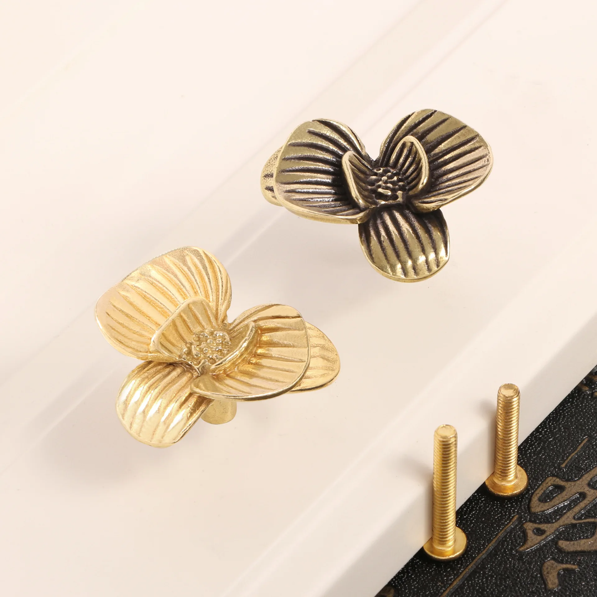 

Retro Iris Japonica Flower Drawer Handle Copper Decor Pulls for Cupboard Wardrobe Closet Creative Furniture Handle DIY