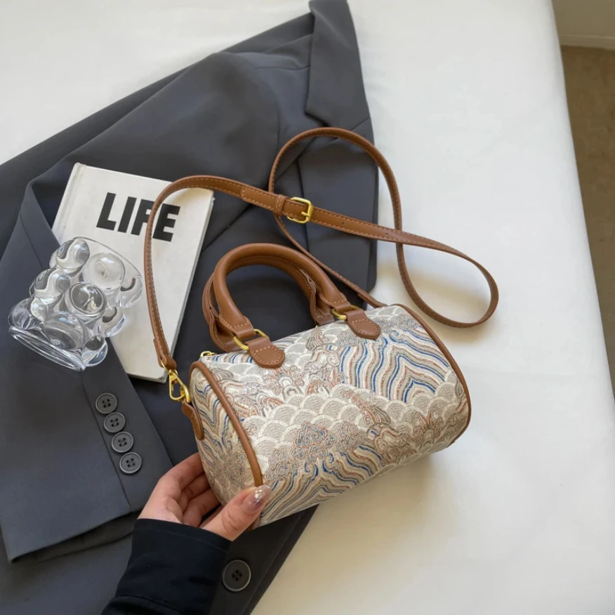 

Hot SaleFashion brand handbag new large capacity shoulder bag high-end women's bag Fashion niche leisure handbag ladies crossbod