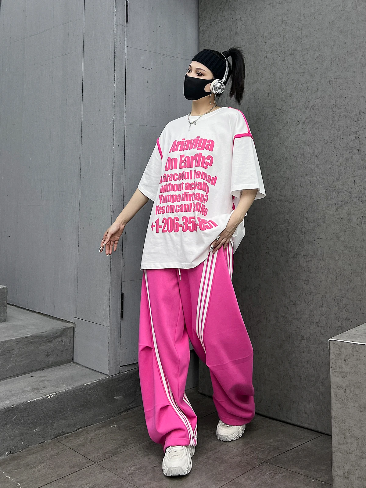 

Модный женский комплект M-Home: летний костюм 2026 года в уличном стиле — футболка с коротким рукавом и брюки с широкими штанинами