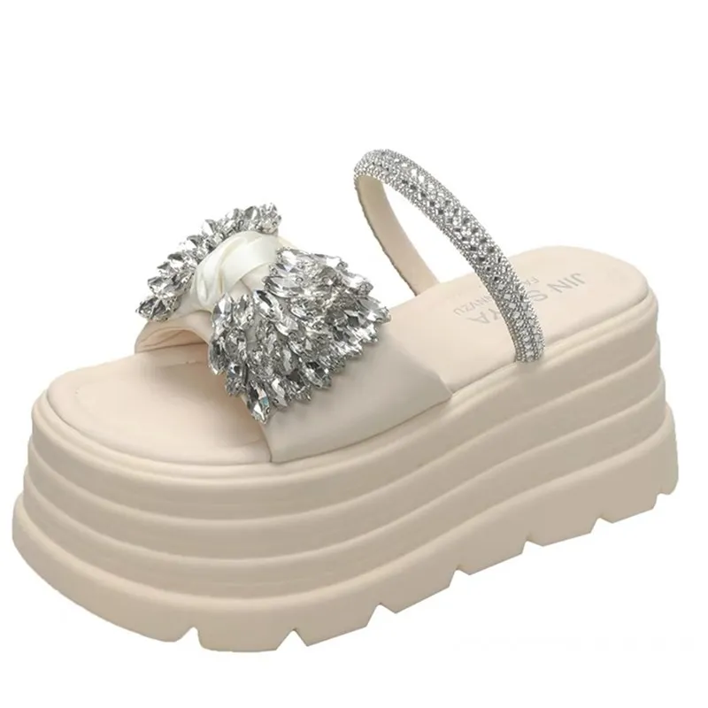 

Тапочки на платформе 8 см, сандалии, женские блестящие тапочки с бриллиантами и бантом на толстой подошве, женские массивные шлепанцы, летние повседневные пляжные шлепанцы