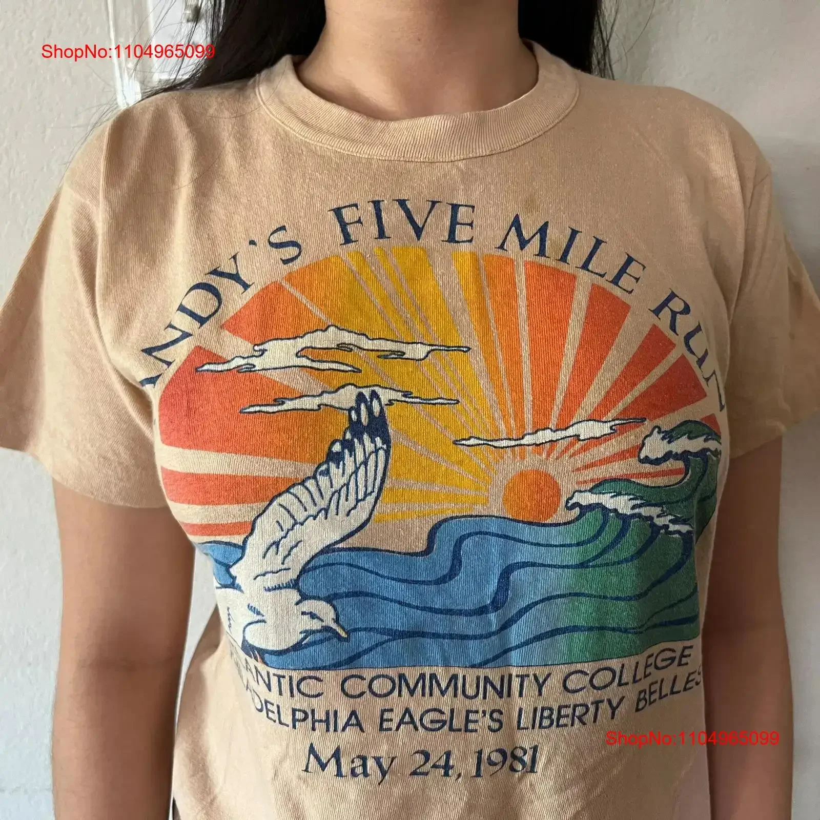 تي شيرت كلاسيكي من كلية مجتمع أتلانتيك 80 ثانية ساندي بخمسة ميل تشغيل برتقالي بيج مقاس عتيق مغسول أوم موضة