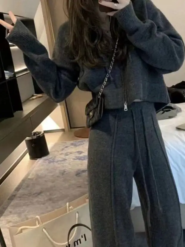 

Модный комплект из двух предметов: укороченный кардиган-худи из овечьего кашемира и повседневные широкие брюки. Женский трендовый осенне-зимний комплект.