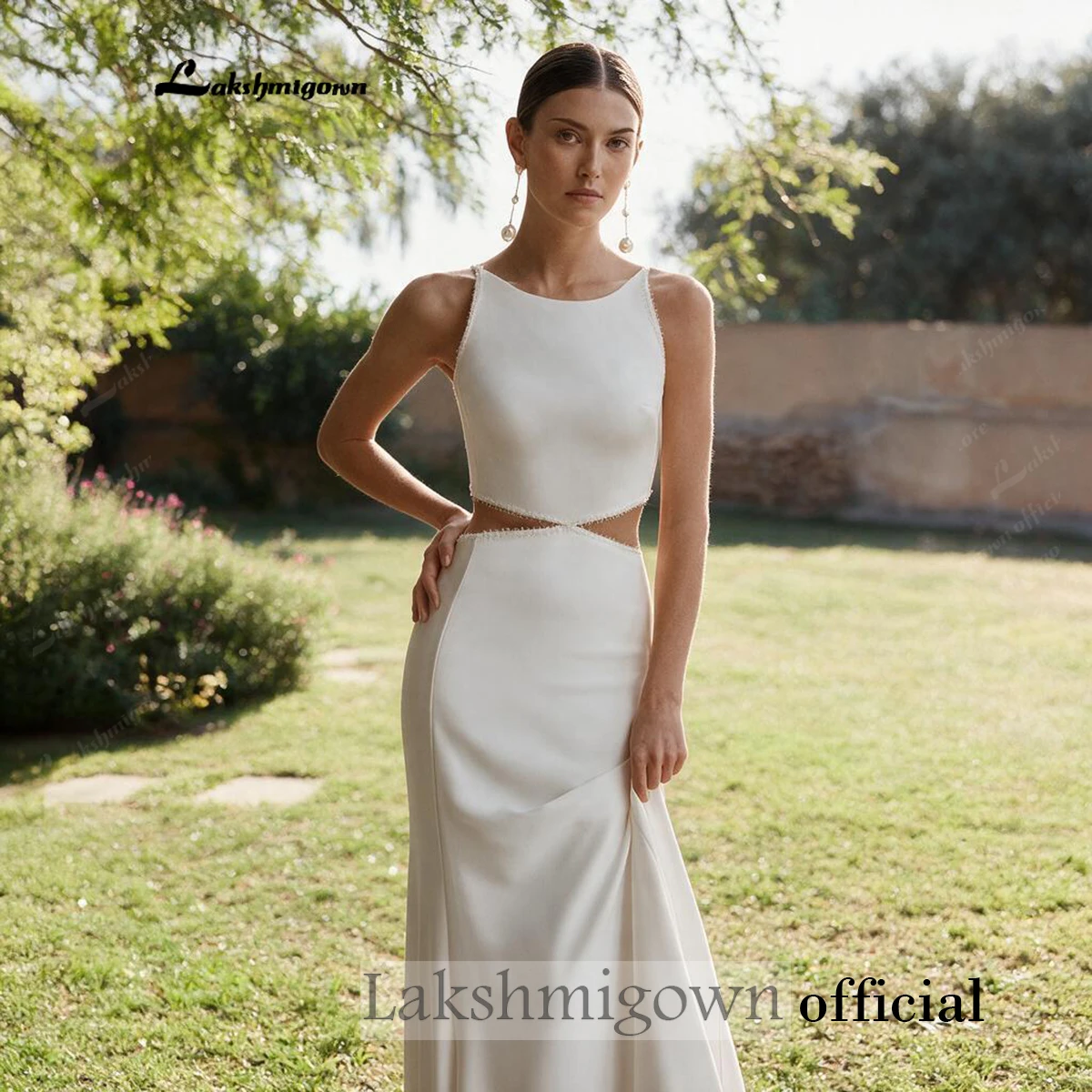 Minimalistisches Brautkleid aus Satin mit hohem Halsausschnitt, ausgeschnittenem Taillenbereich, Meerjungfrauen-Schnitt, abnehmbarem Chiffon-Umhang, offenem Rücken, Strandbrautkleid – Detail 8