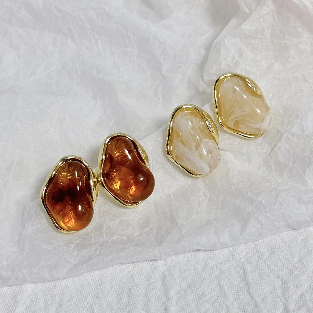 Nowe kolczyki sztyfty Maillard French Amber Color Irregular Geometric Stones dla kobiet Prosta, wyjątkowa biżuteria dla dziewczyn Prezent świąteczny