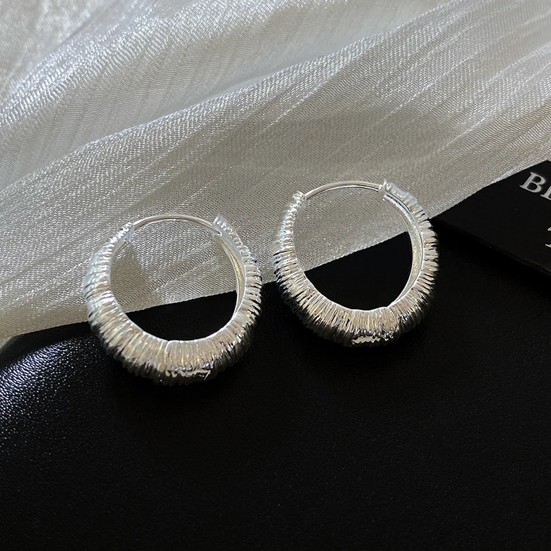 GANPUP Einfache Runde Plissee-Creolen für Damen, Modische Neue Silberfarbene Ohrschmuck-Geschenk für Party, Damenohrringe – Detail 4