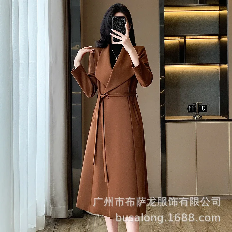 2025New autumn and winter women's trench coat, European style, popular high-end fashion, elegant mid-length coat, formal wear
