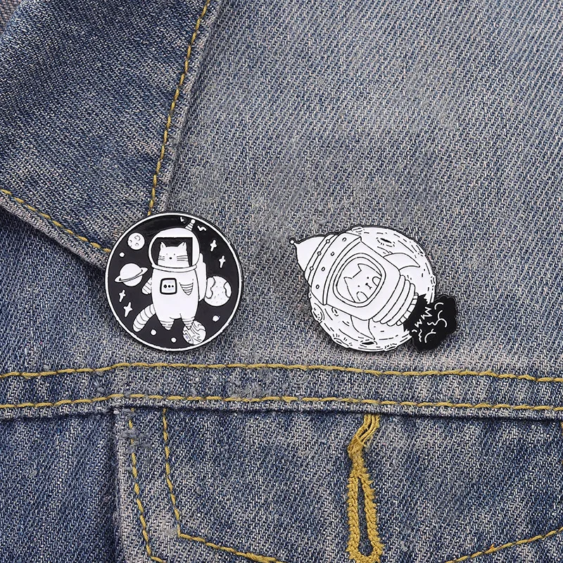 Cartoon space cat astronaut badges, creative animal series alloy pins, clothing and bag accessories, gifts for friends