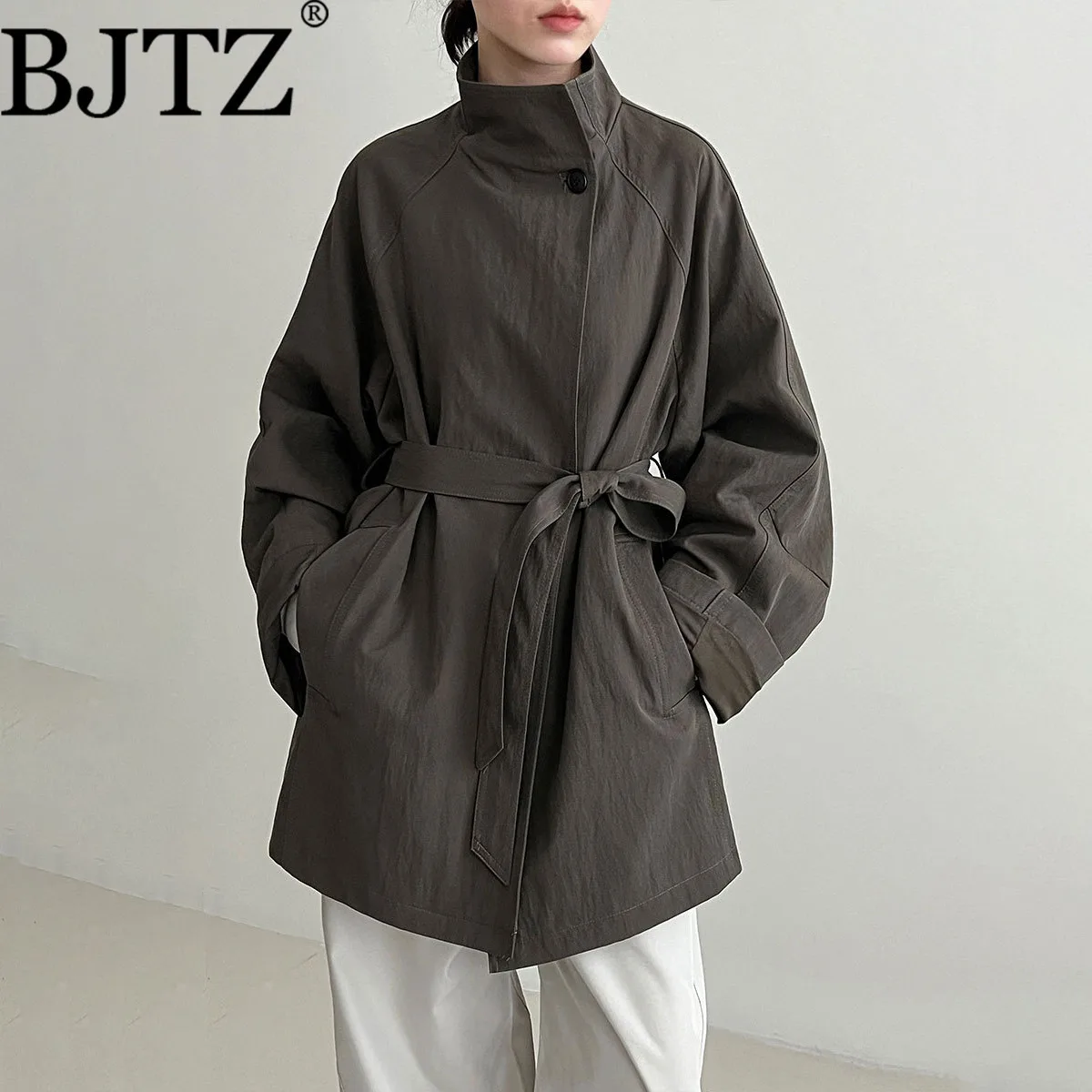 

BJTZ, новинка 2025, женский плащ большого размера с воротником-стойкой, повседневная куртка средней длины с поясом, осенне-зимняя модная верхняя одежда
