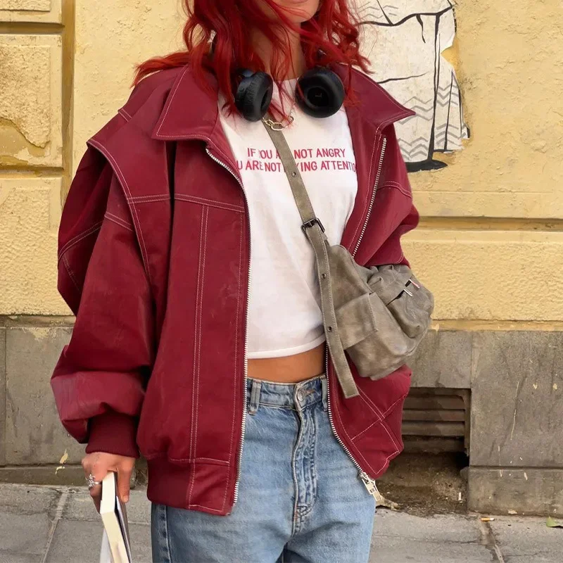 Kurtka skórzana vintage damska z asymetrycznym zamkiem błyskawicznym, klapami i stylizacją retro boho.