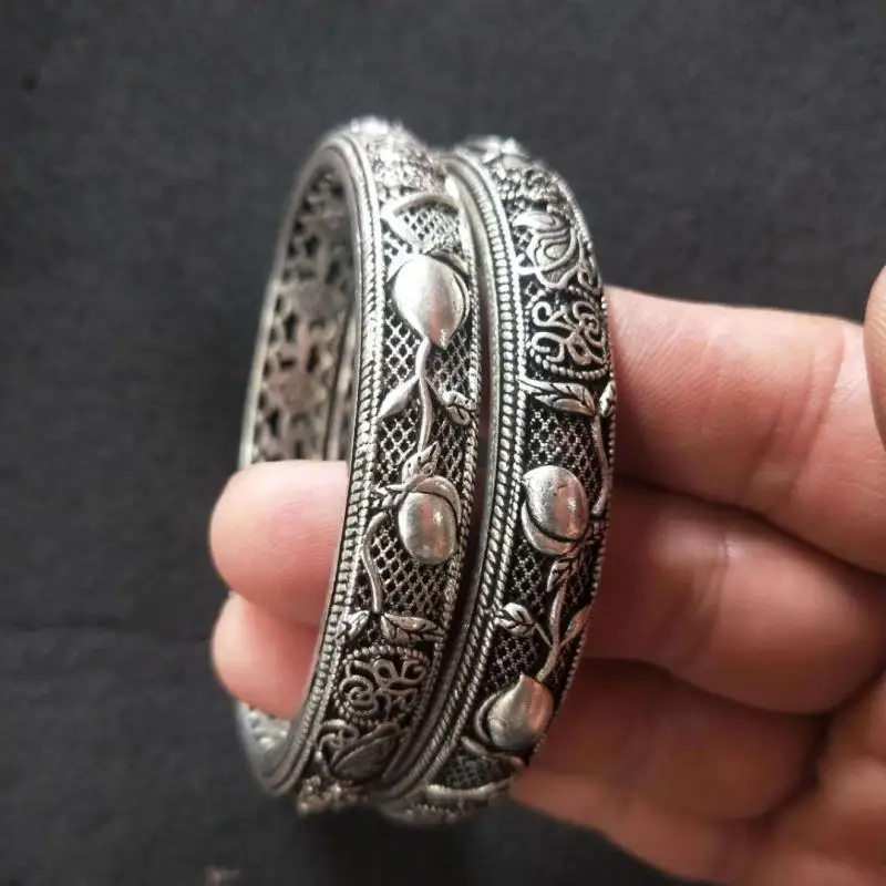 

China Old National Style Tibetan Silver Carved Flower Pattern Bracelet