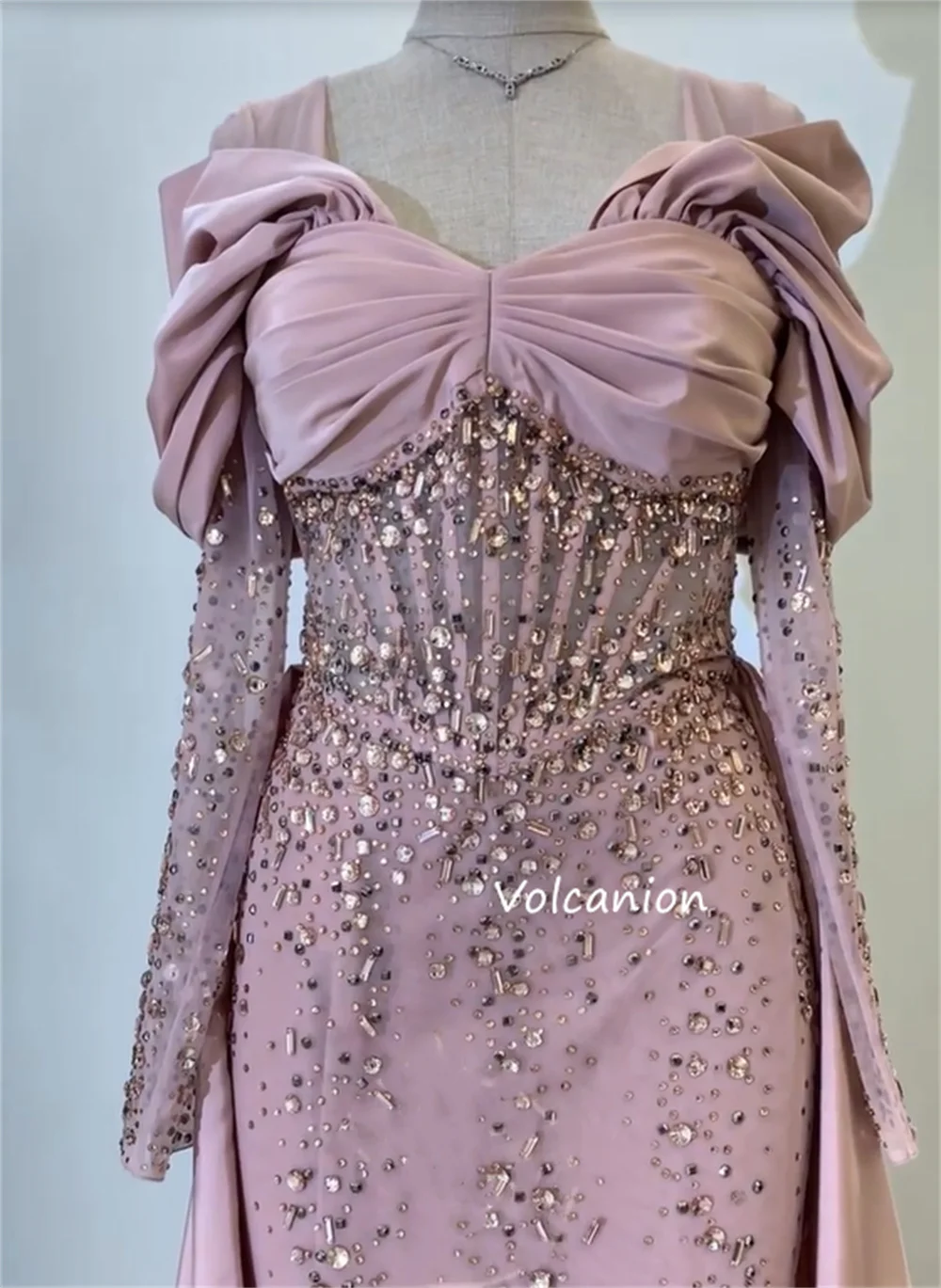 تخصيص البريق Charmeuse الطية مطرزة نمط مستقيم الخامس الرقبة فساتين طويلة مناسبة مخصصة المشاهير جودة عالية