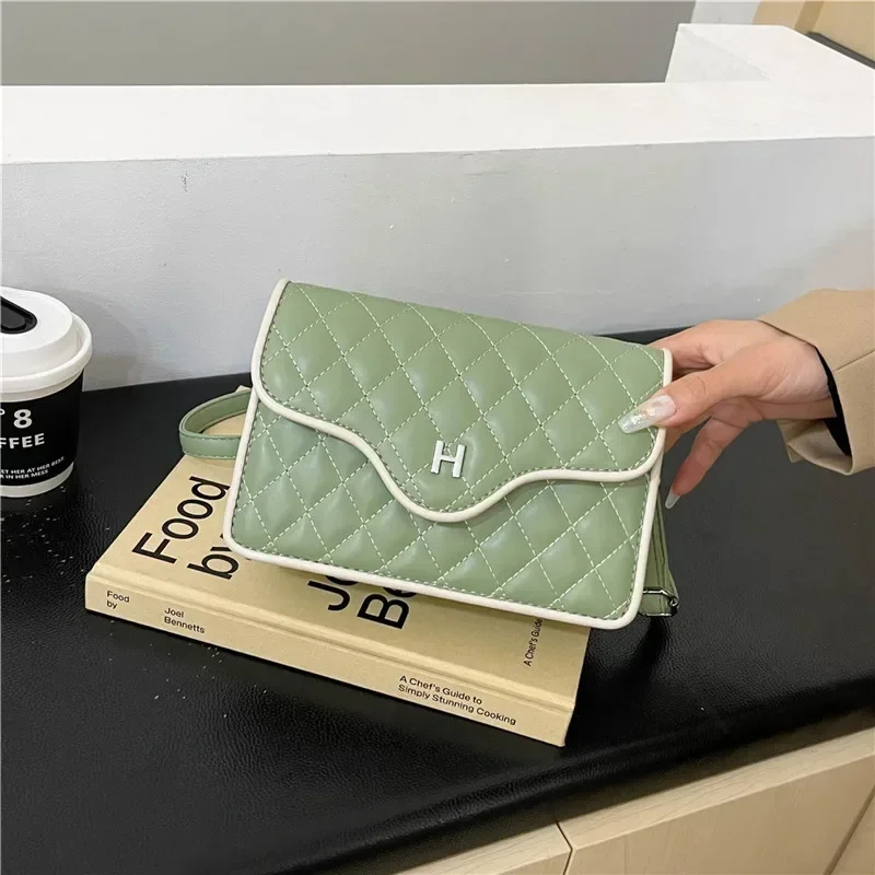 

Timeless Solid Color Leather Tote Bag - Designer Minimalist Handbag For Women With Vintage-Inspired Crossbody Strap Option