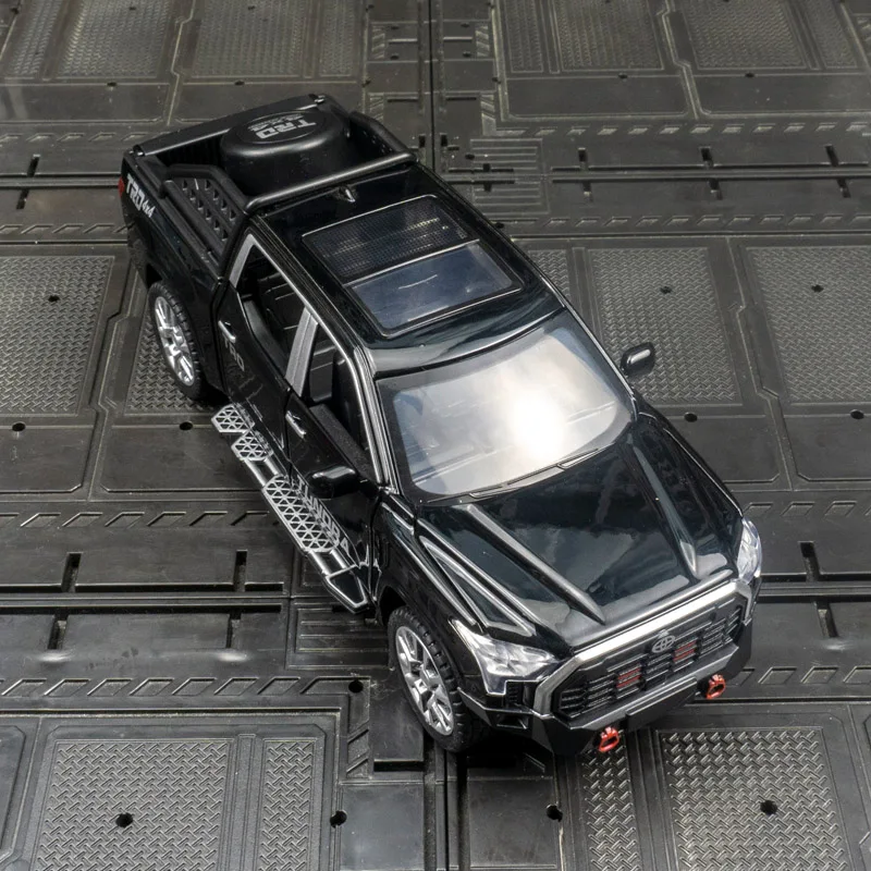 

1:32 Toyota Tundra pickup alloy car model ornament, sound and light off-road vehicle, children's toy, door can be opened
