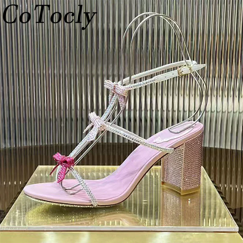 جديد صنادل كعب عالٍ النساء حجر الراين الكاحل حزام أحذية الحفلات الإناث كعب مربع مكتنز كريستال فراشة عقدة الصنادل امرأة