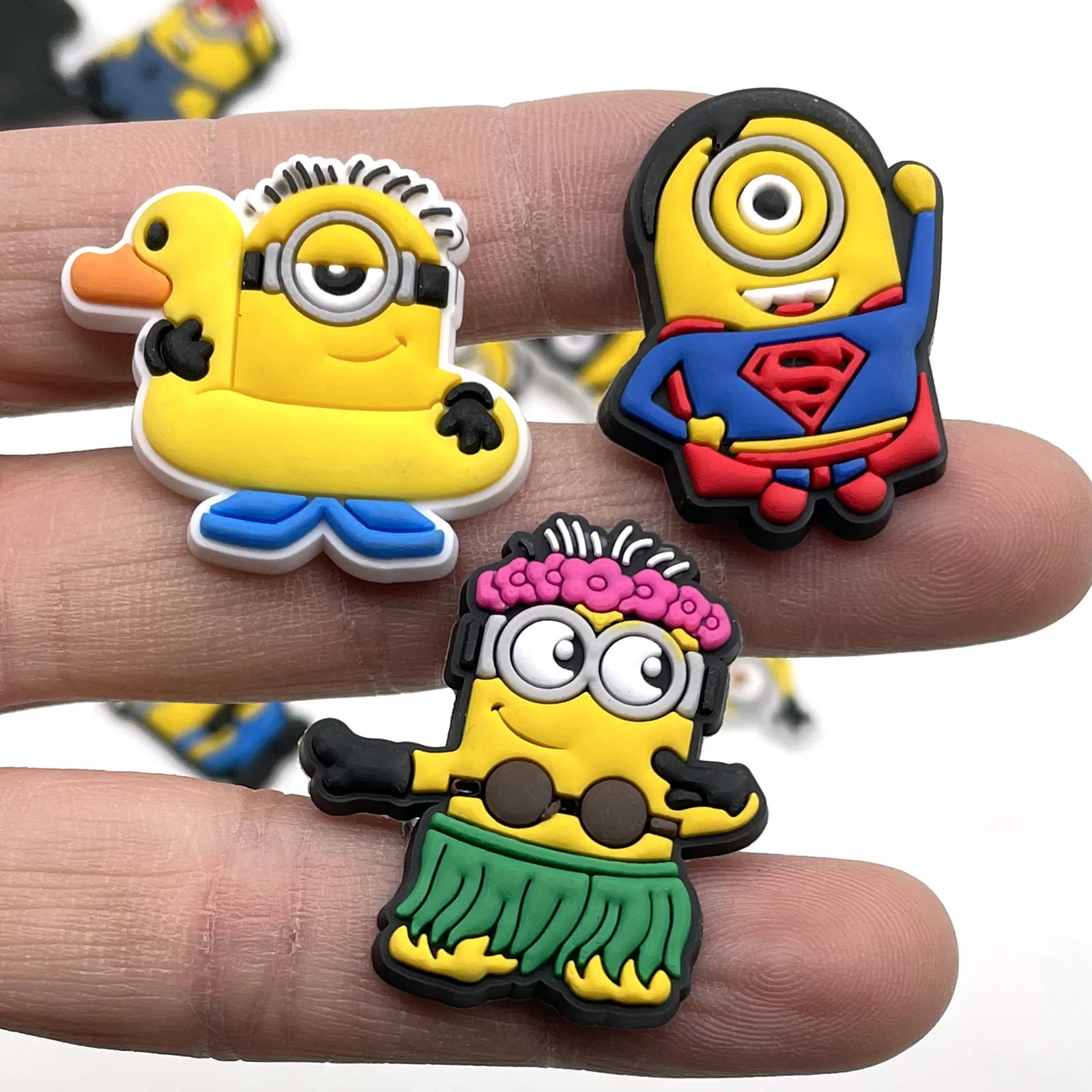 Despicable Me Shoe Decorações, Desenhos Animados Figura Acessórios, Flores, Chinelos, Presente Fivela, 12Pcs