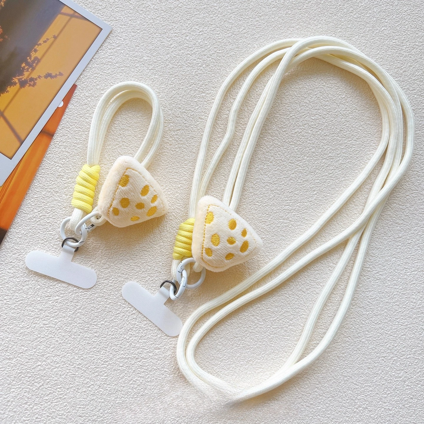 

Милый плюшевый нейлоновый ремешок с сыром — короткие ручные/длинные ремни через плечо, зажим в комплекте, подходит для телефонов/камер CCD (для девочек)