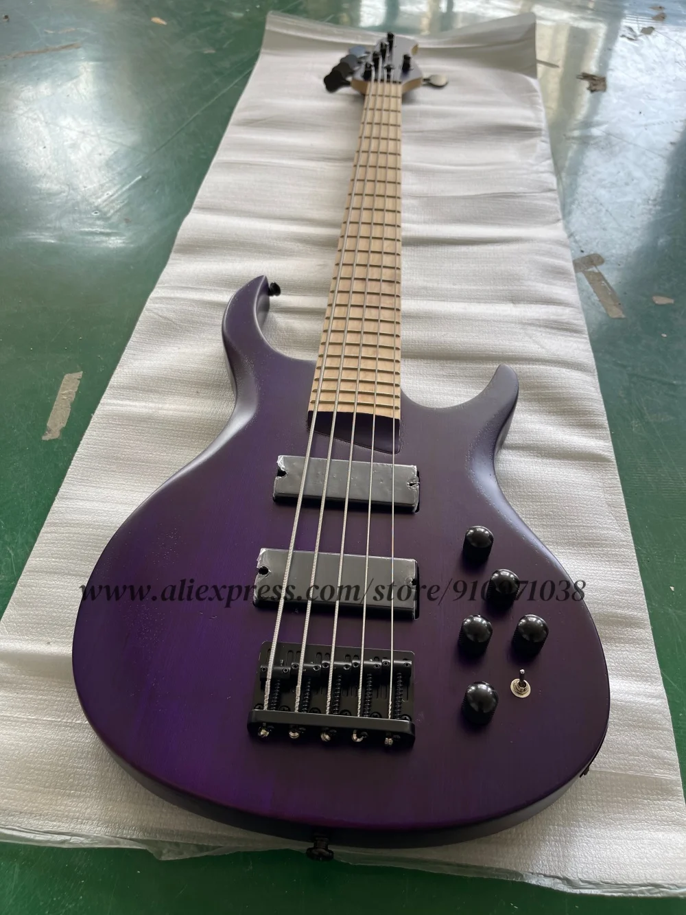 Baixo roxo fosco, baixo de 5 cordas, ponte fixa preta, corpo de cera branca, pescoço de bordo, bateria ativa, personalizável