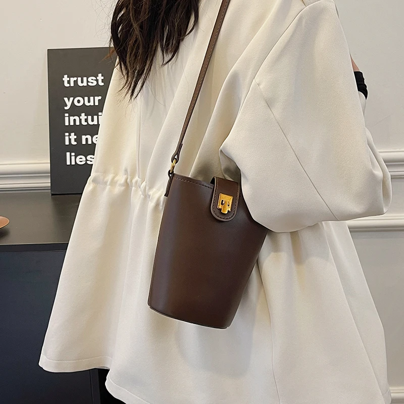 حقيبة كتف كلاسيكية أنيقة للنساء من الجلد بتصميم كلاسيكي، حقيبة يد فاخرة للتنقل اليومي