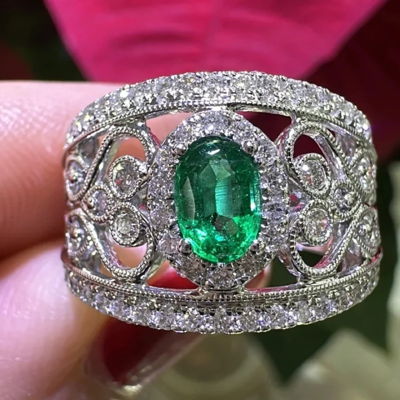Vintage Funkelnder Grüner Synthetischer Zirkonia-Ring mit Hohldesign, Silberbeschichtet, Modischer Damen-Charm für Bankette und besondere Anlässe, Schmuck-Accessoire