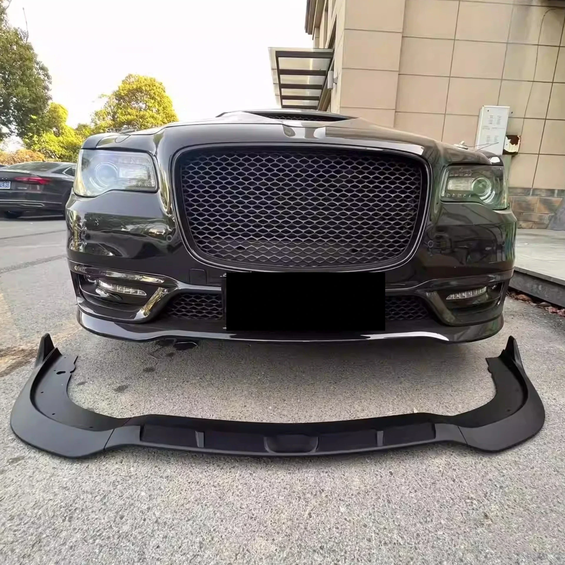 طقم الجسم مادة PP الشفة الأمامية لكرايسلر 300C SRT 15-22 تحويل 23 نمط جديد مجرفة أمامية ملحقات السيارة المحيطة