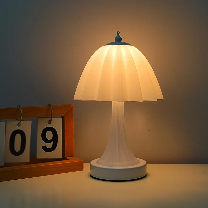 Lampada da tavolo Wind color crema Studio americano Camera da letto Lampada da comodino per il sonno Luce d'atmosfera Luce notturna di lusso con telecomando Regalo retrò