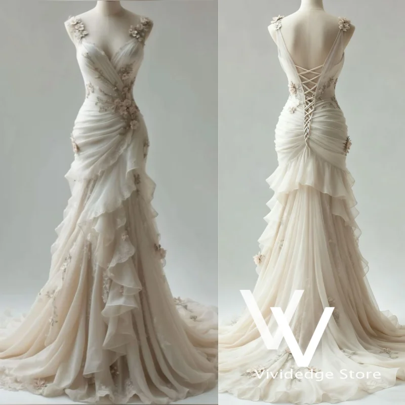 Elegantes weißes Fishtail-Brautkleid mit viktorianischem V-Ausschnitt und bestickter, plissierter Schleppe, maßgeschneidertes Brautkleid im mittelalterlichen Stil.