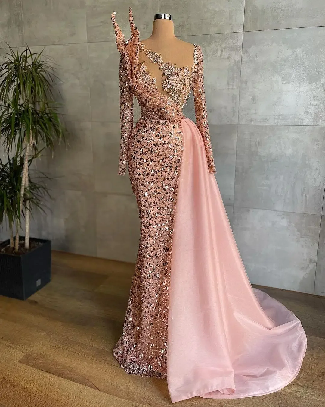 Exquisite Pink Women Prom Dresses Floor Length Full Sleeves Sequined Sweetheart Appliques Designer Evening Banquet Gowns