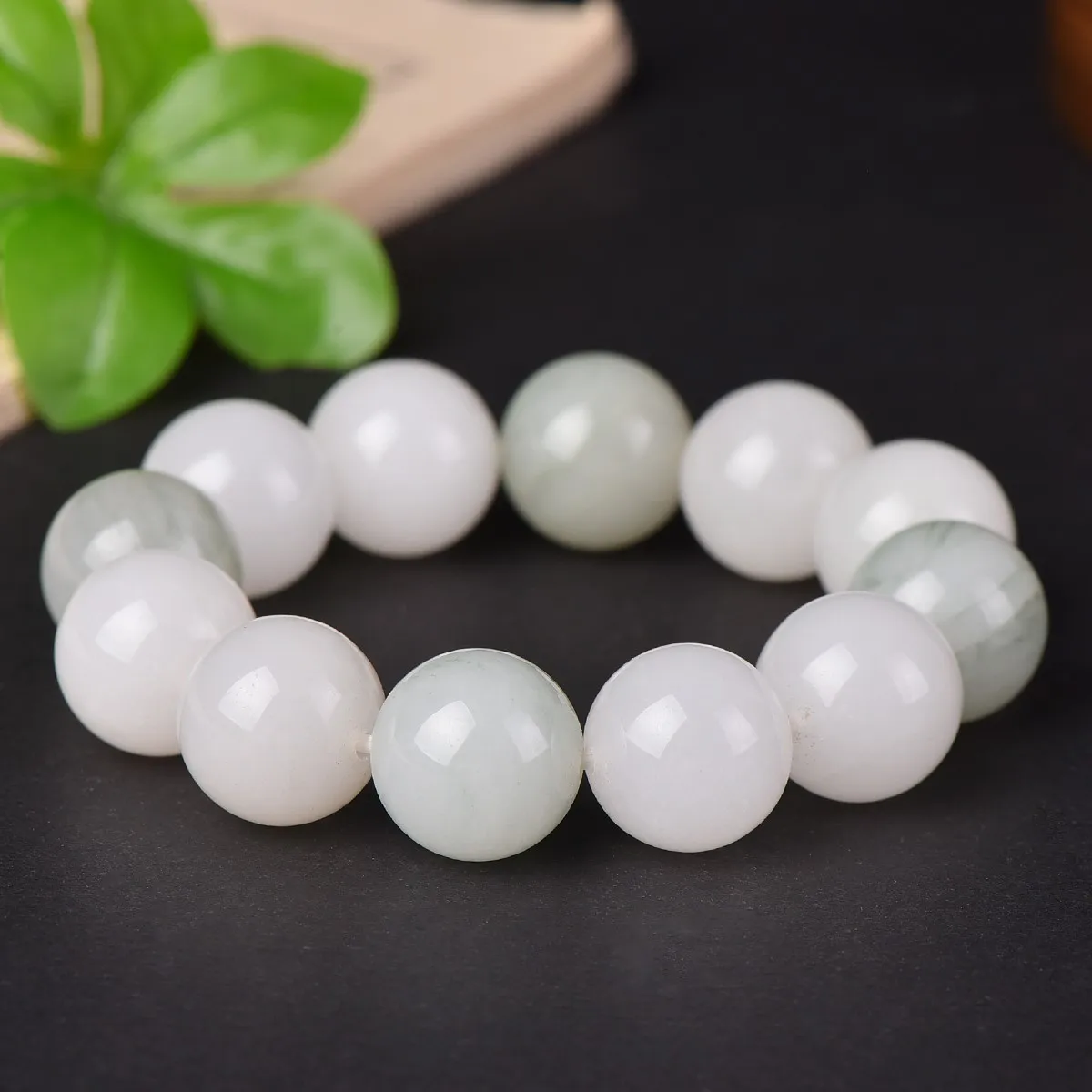 

The exquisite Tianshan jade round bead bracelet symbolizes completeness and is a perfect festival gift for family and friends