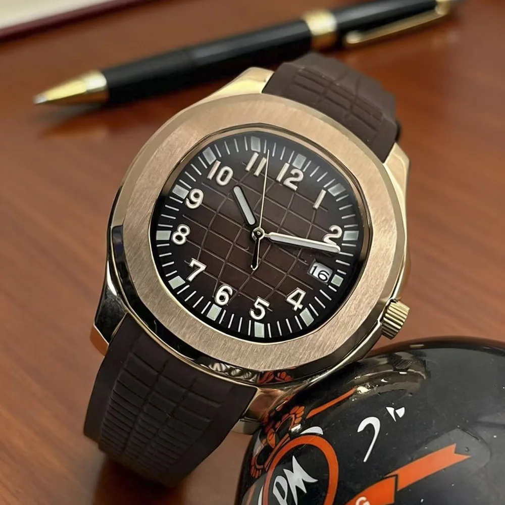 

Классическая летняя модель, серебряный корпус из нержавеющей стали диаметром 42 мм, китайские мужские часы, механический механизм NH35, кофейная резина.