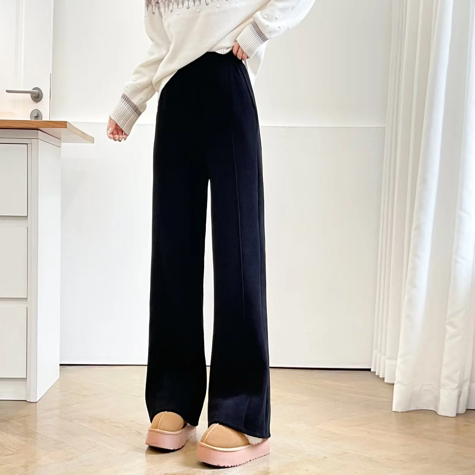 กางเกงแฟชั่นพลัสไซส์ทรงขาบานเล็กน้อยสำหรับผู้หญิง รุ่นใหม่สำหรับฤดูหนาว เรียบง่าย สบายๆ สีดำ ผ้าฟลีซ อุ่น รุ่น 5160