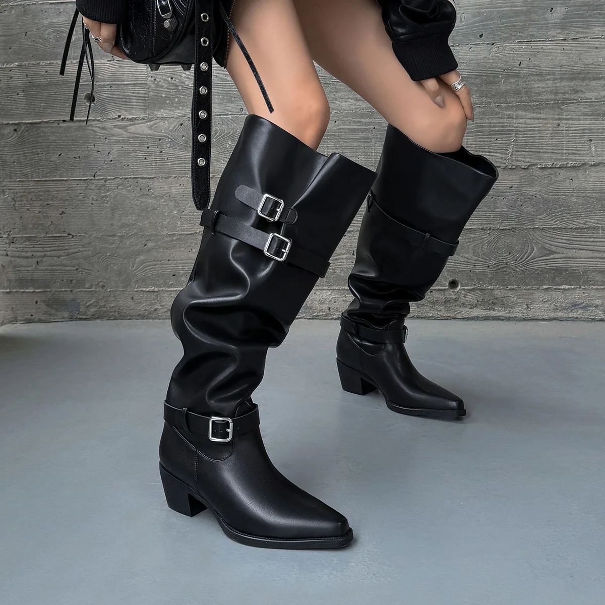 

Arden Furtado, осенние плиссированные большие трубчатые ботинки из микрофибры, высокие сапоги до бедра на массивном каблуке с острым носком и пряжкой на ремне