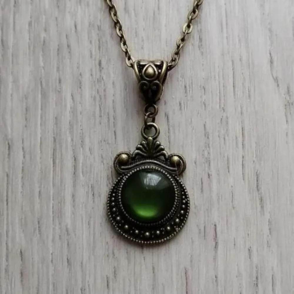Gothic Retro Bronze Color Circle Green Stone Pendant Necklace for Women Hallowmas Party Personality Jewelry Accessories Gifts