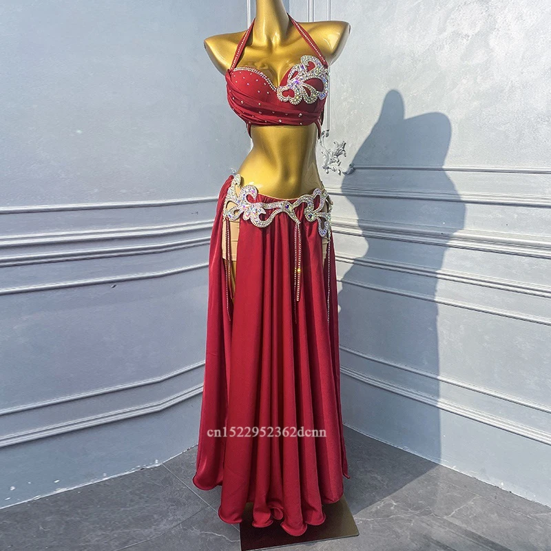 Bauchtanz-Wettbewerbs-Outfit für Damen, maßgeschneiderter Senior AB-Steinen-BH + sexy geteilter langer Rock, 2-teiliges Tänzer-Performance-Kostüm