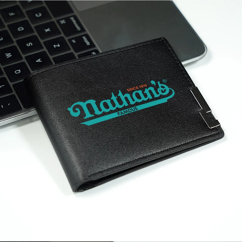 محفظة Nathans الشهيرة المصنوعة من جلد البولي يوريثان بتصميم بسيط للرجال خفيفة الوزن ومتينة ونمط عمل للاستخدام اليومي