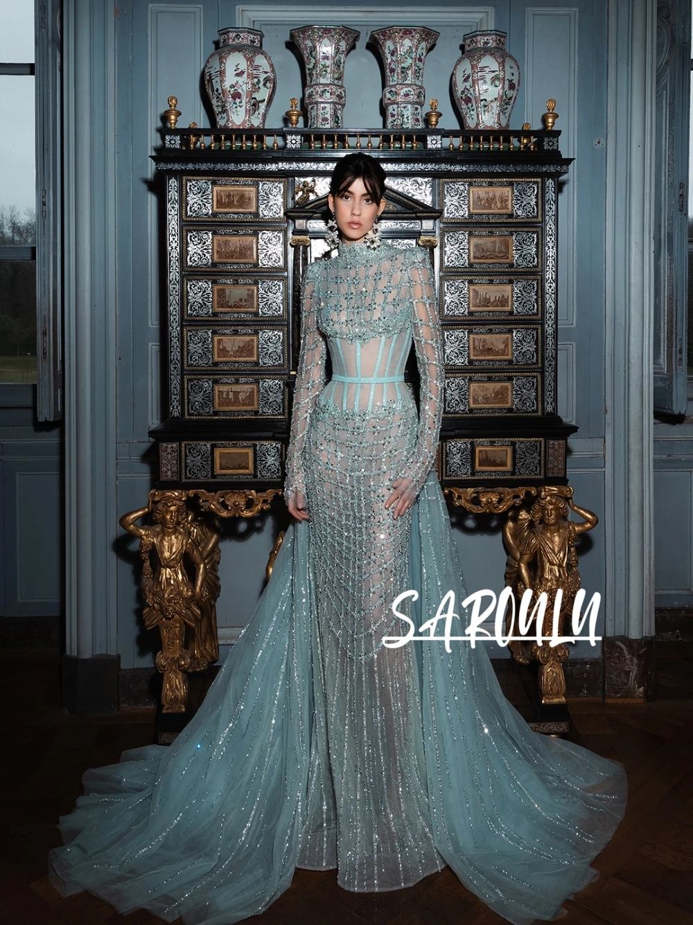 

Роскошное вечернее платье из тюля цвета пыльной синевы с иллюзионным эффектом, высоким воротом, длинными рукавами, расшитое бисером и пайетками, с шлейфом-русалкой, для выпускного вечера, от кутюр