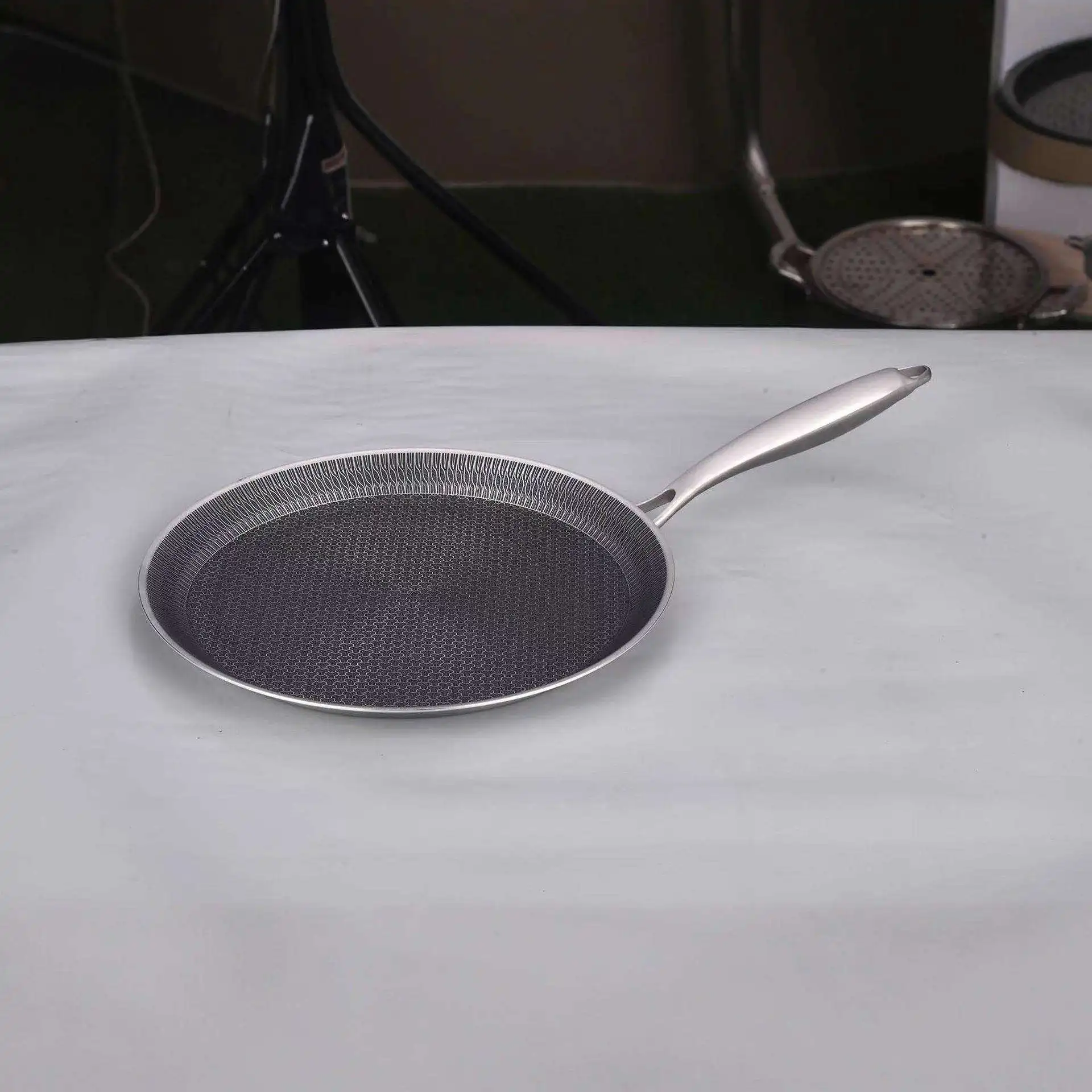 

Direct Supply 304 Stainless Steel Pizza Tray Honeycomb Non-coated Non-stick Pan No Oil Smoke Grill Pan Kitchen Cooking Utensils