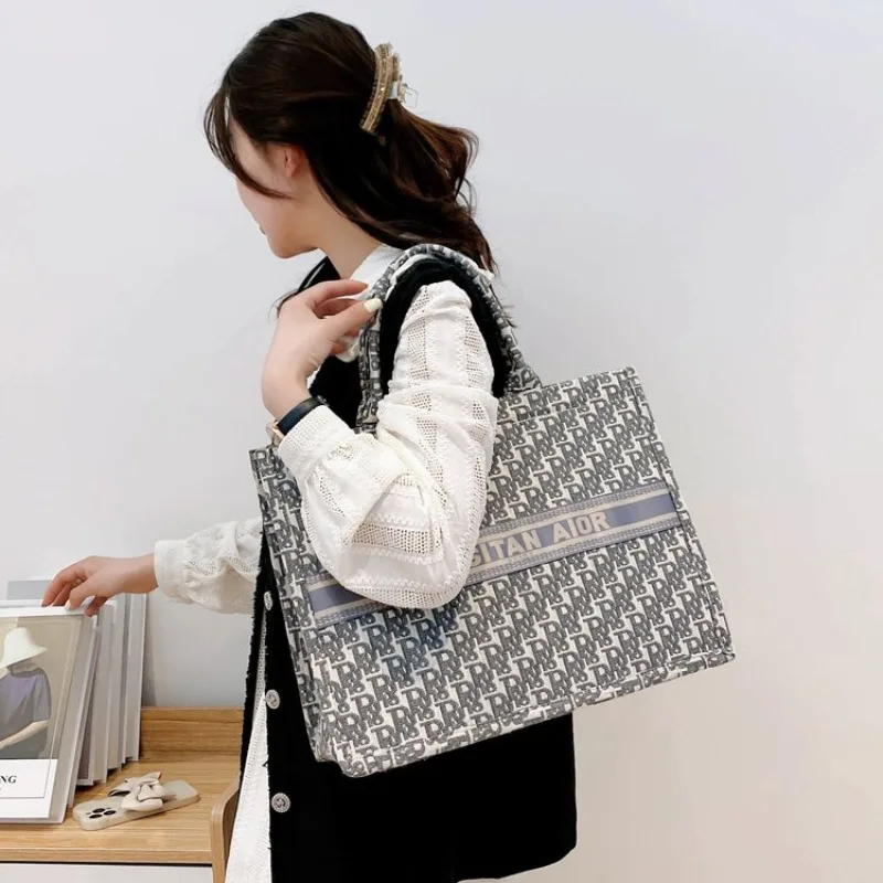 

Минималистичная женская сумка через плечо. Изящный и элегантный дизайн через плечо для современной моды.