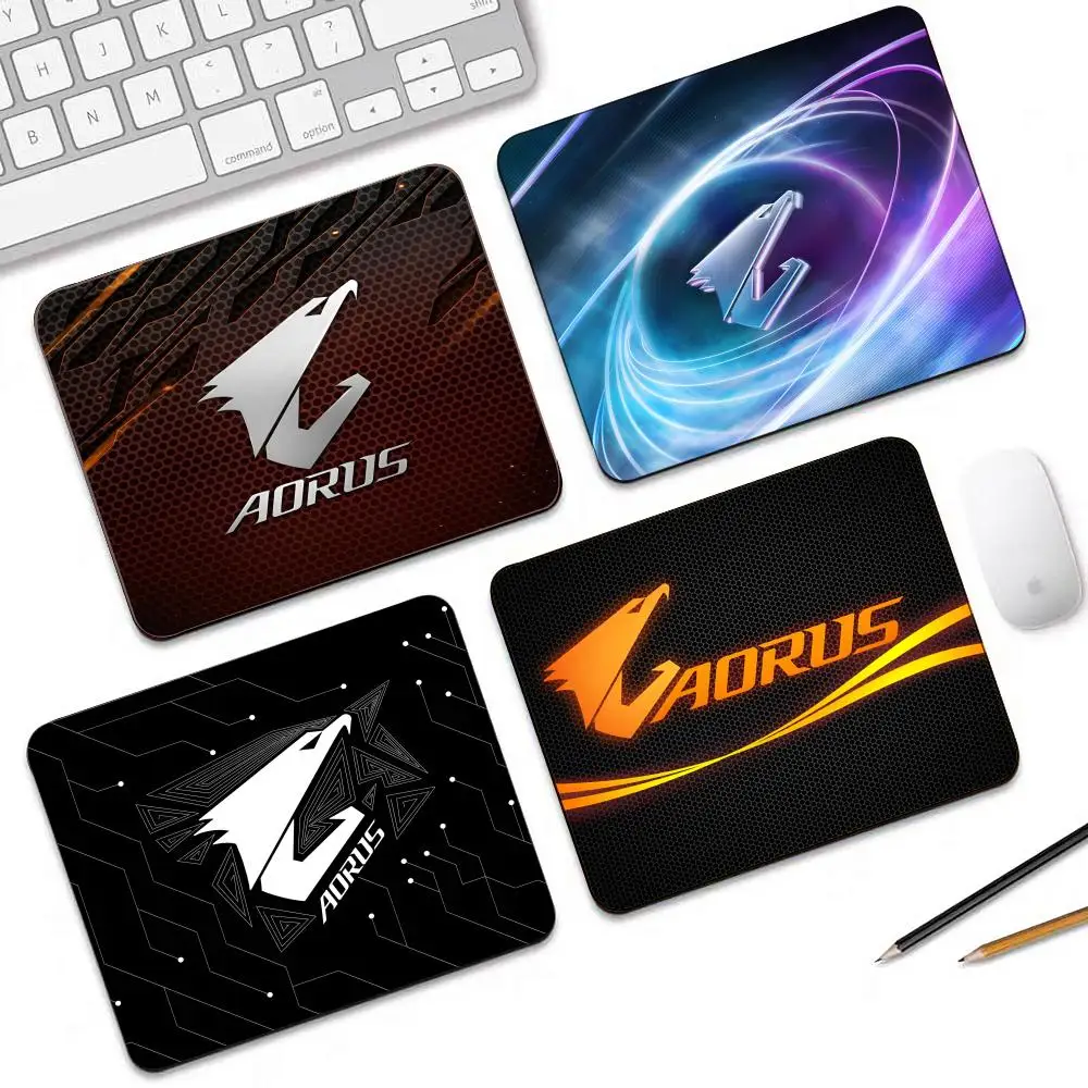 لوحة ماوس جميلة من GIGABYTE AORUS لوحة ماوس للألعاب لوحة ماوس صغيرة لألعاب الكمبيوتر المكتبي لتزيين سطح المكتب حصيرة ماوس المكتب #1