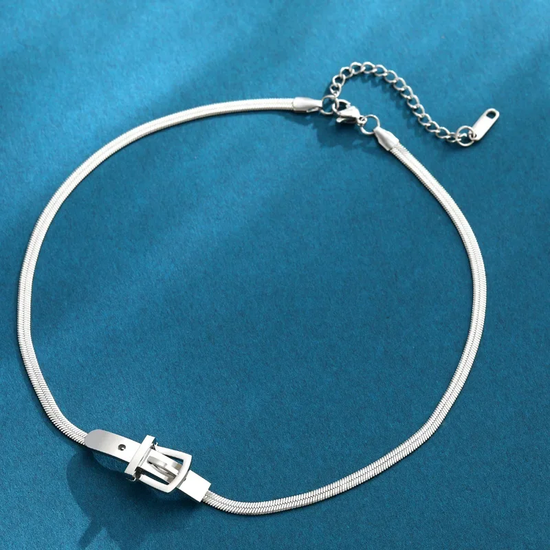 

Ожерелье из змеиной кости с пряжкой на ремне 2025 года, женский летний холодный стиль, дизайнерская цепочка на ключицу для горячих девушек, тренд-колье