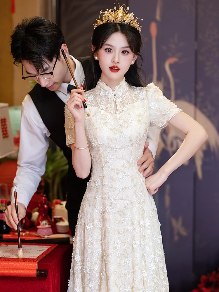 

Длинное свадебное платье цвета шампань в новом китайском стиле с плиссировкой, жемчужными деталями и винтажной застежкой-молнией