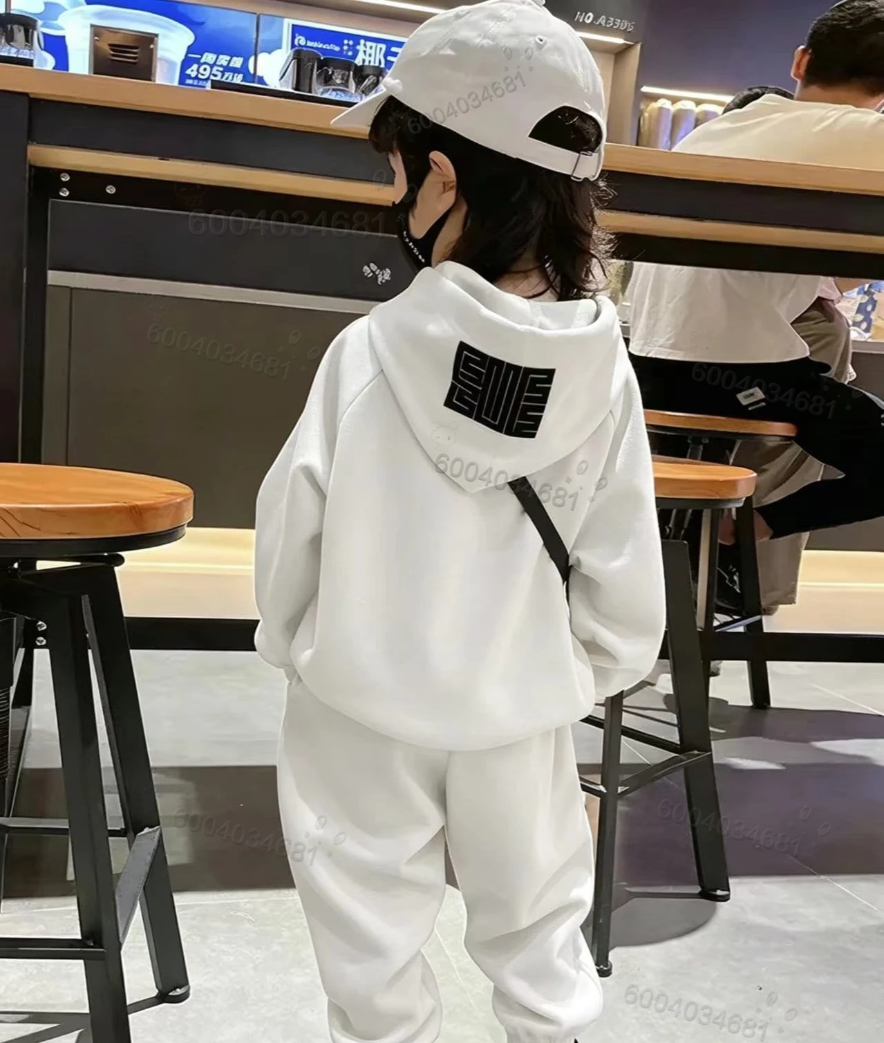 Winter- und Herbsttrend: Schwarzes, modisches Kinder-Sweatshirt-Set mit Kapuze und Buchstabenmuster, bequem und weich für den täglichen Gebrauch. – Detail 3