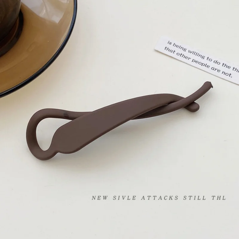 قطعتان من مشابك ذيل حصان الموز البسيطة والعصرية - تصميم عمودي. إكسسوارات شعر أنيقة للارتداء اليومي للنساء