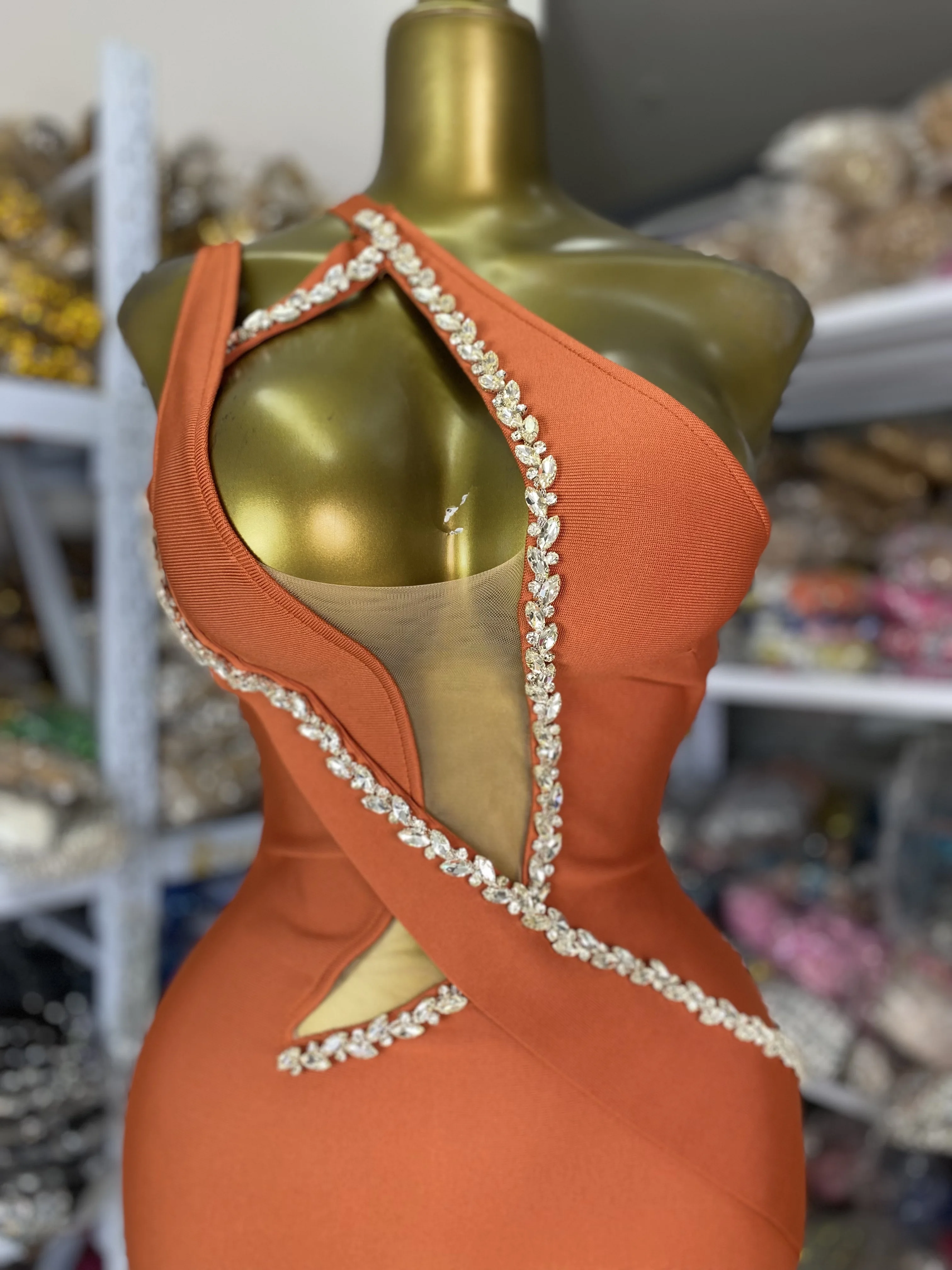 Hurtownia Fabryczna Damska Sukienka Bandage Długa z Tiulu z Asymetrycznym Wycięciem, Ozdobiona Cyrkoniami, w Kolorze Ciemnobrązowym, Idealna na Wieczorne Wyjścia, Imprezy Klubowe i dla Celebrytek