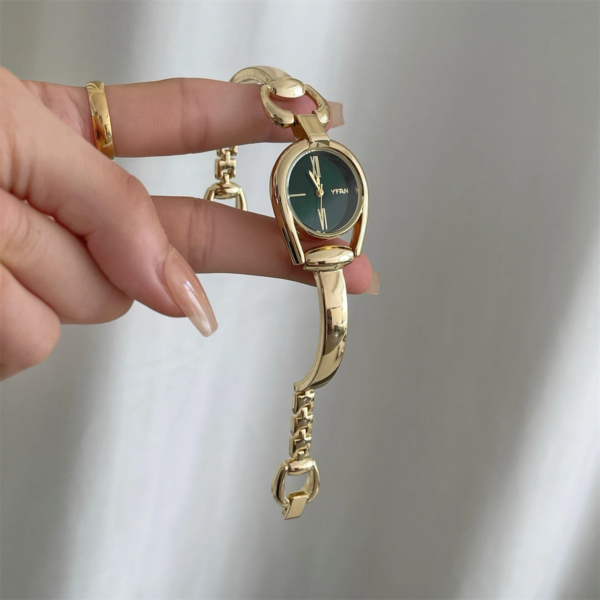 Design watch for womensimple personalitylight luxuryhigh-end, exquisite small chain watch, ladies watch, luxury and high quality
