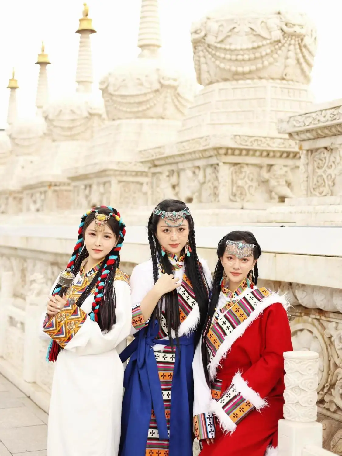 New Tibetan clothing female girlfriends travel photo Tibetan clothing a complete set