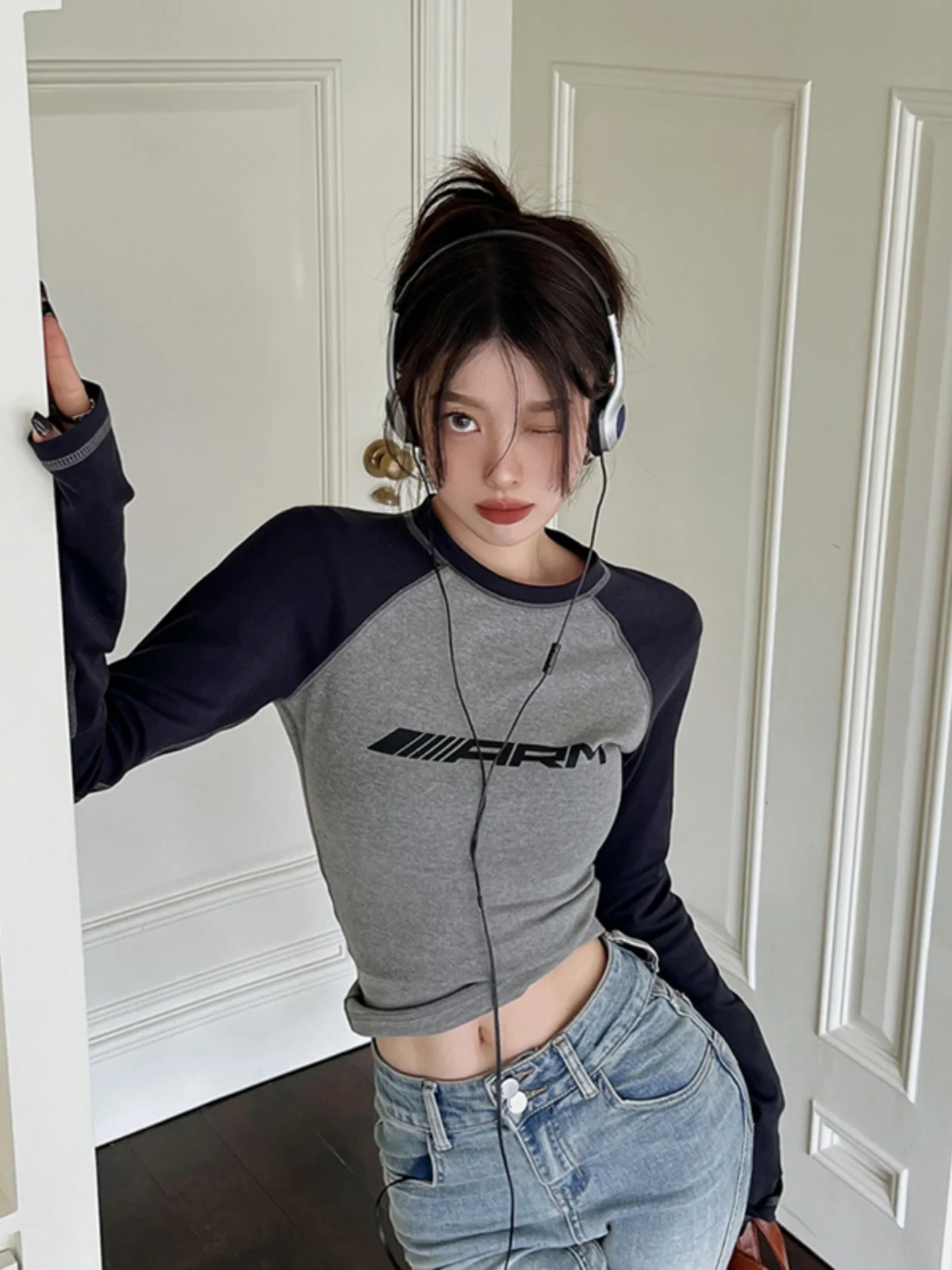 قميص نسائي بأكمام طويلة بتصميم أمريكي عتيق لربيع 2024، ضيق وقصير بخصر مرتفع، أنيق للارتداء الداخلي وللعمل #2