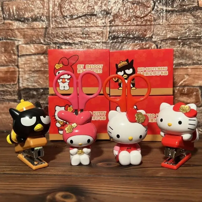 Sanrio เครื่องเย็บกระดาษของแท้4ชิ้น, ชุดเครื่องเขียนเพื่อการเรียนรู้ของนักเรียนนักเรียนนักเรียนชุดเครื่องประดับการ์ตูนน่ารักเมโลดี้ของฉันเฮลโลคิตตี้ของขวัญ