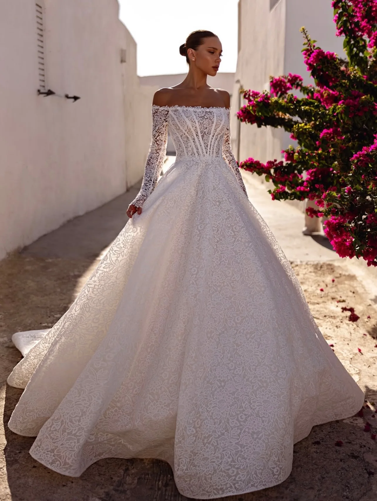 Customized Gorgeous Lace Wedding Dress Boat Neck Long Sleeves Court Train See Through Woman Bridal Gown Vestido De Noiva