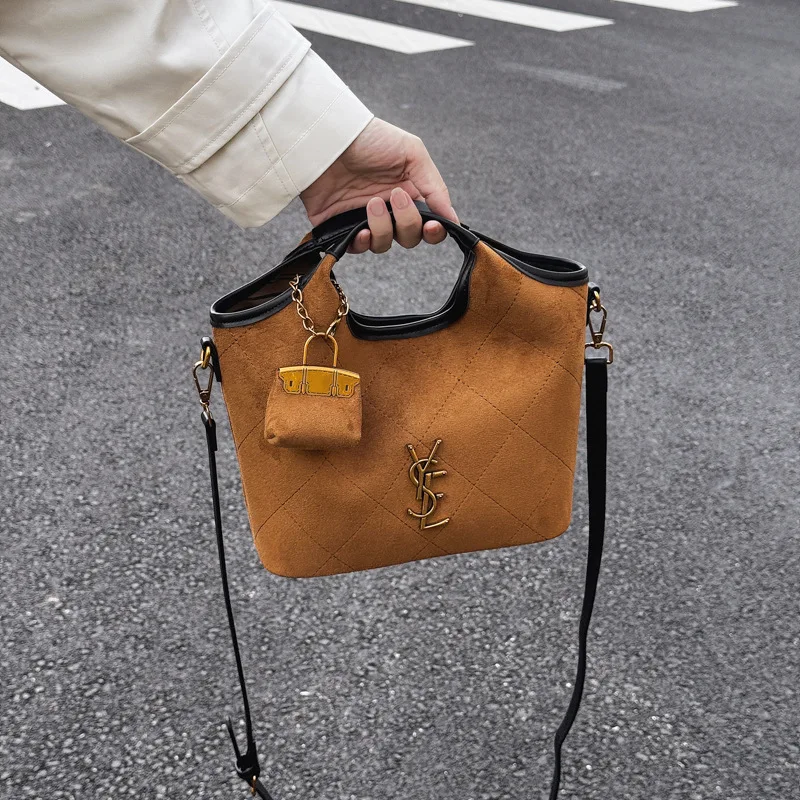 Bolso bandolera de cuero texturizado para mujer, elegante bolso hobo tipo cubo, bolso de hombro versátil para uso en oficina Otoño Invierno 2025