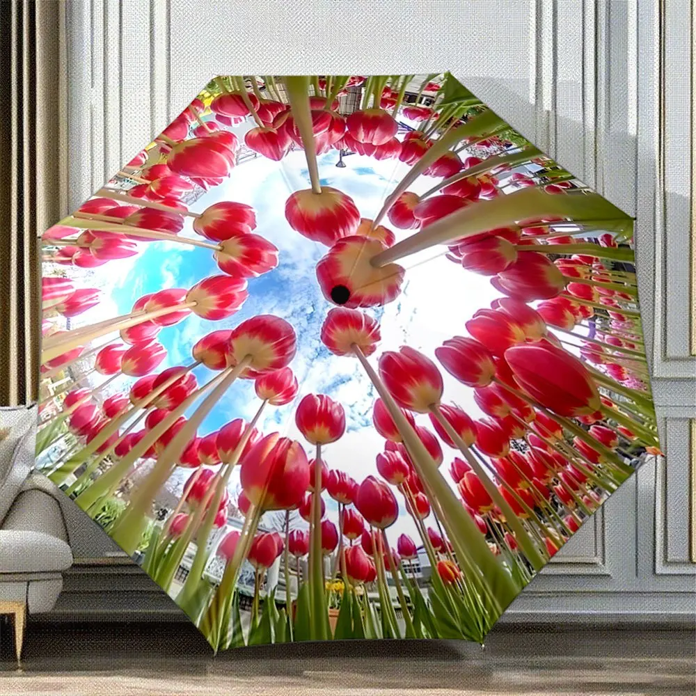 

Автоматический складной зонт. Красные тюльпаны, виденные снизу, на фоне голубого неба. Портативная складная конструкция, удобство для использования на открытом воздухе